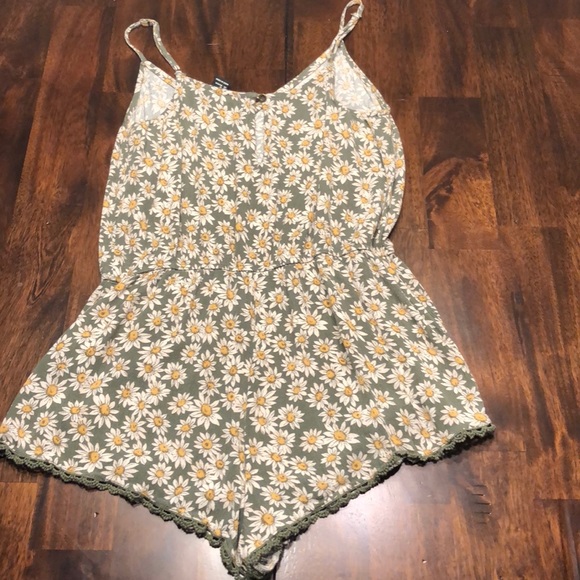 Romper ❤️SALE❤️ - Picture 3 of 3
